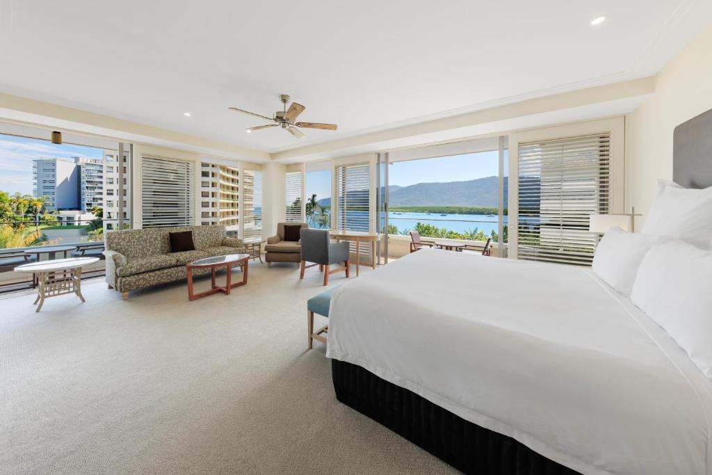 พูลแมน รีฟ โฮเทล คาสิโน (Pullman Reef Hotel Casino)