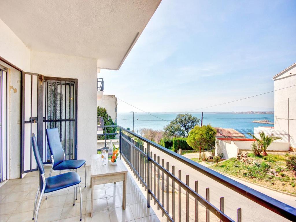 Apartment in Rosas near Platja dels Palangrers - 5