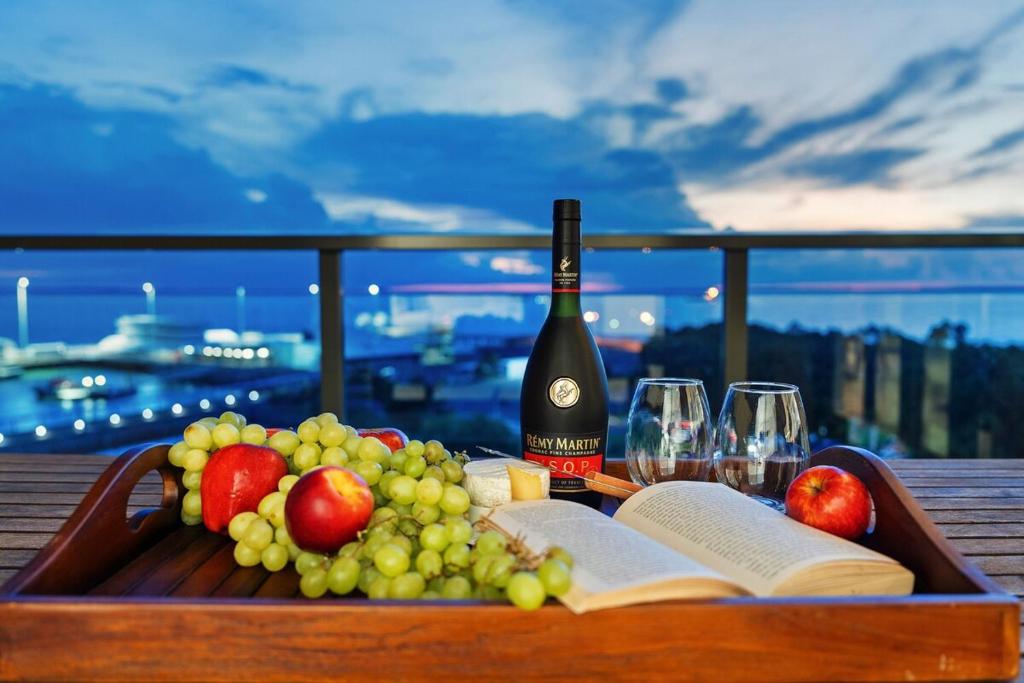 Zen By The Sea 1BR Seaview with Pool - Balcony Dining, Darwin