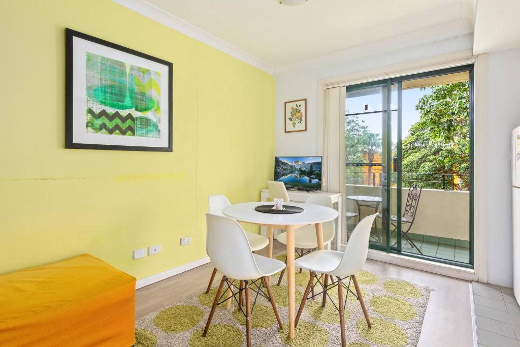 Serene Studio with Balcony in Prime Location, Sydney