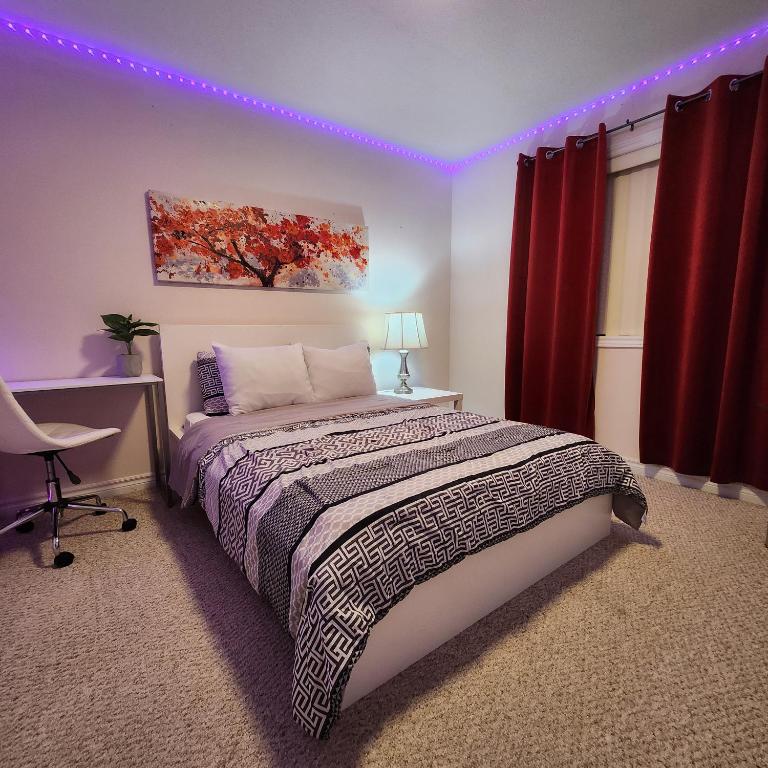 Ivory Staycation Suite with Free Street Parking, Shared kitchen and washroom, London