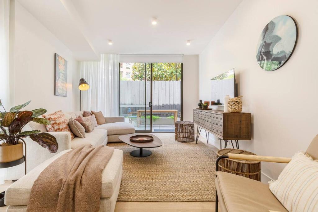 Alexandra Elegance - Riverside Living in Style, Melbourne