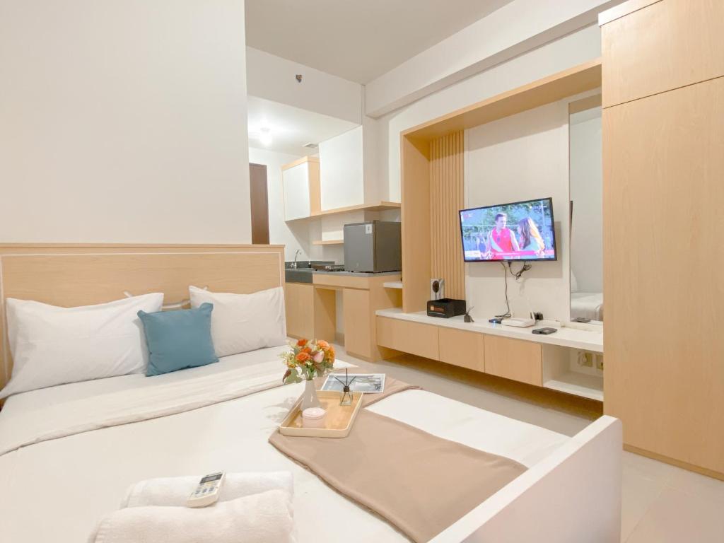 Good Deal and Elegant Studio Transpark Cibubur Apartment By Travelio, Depok