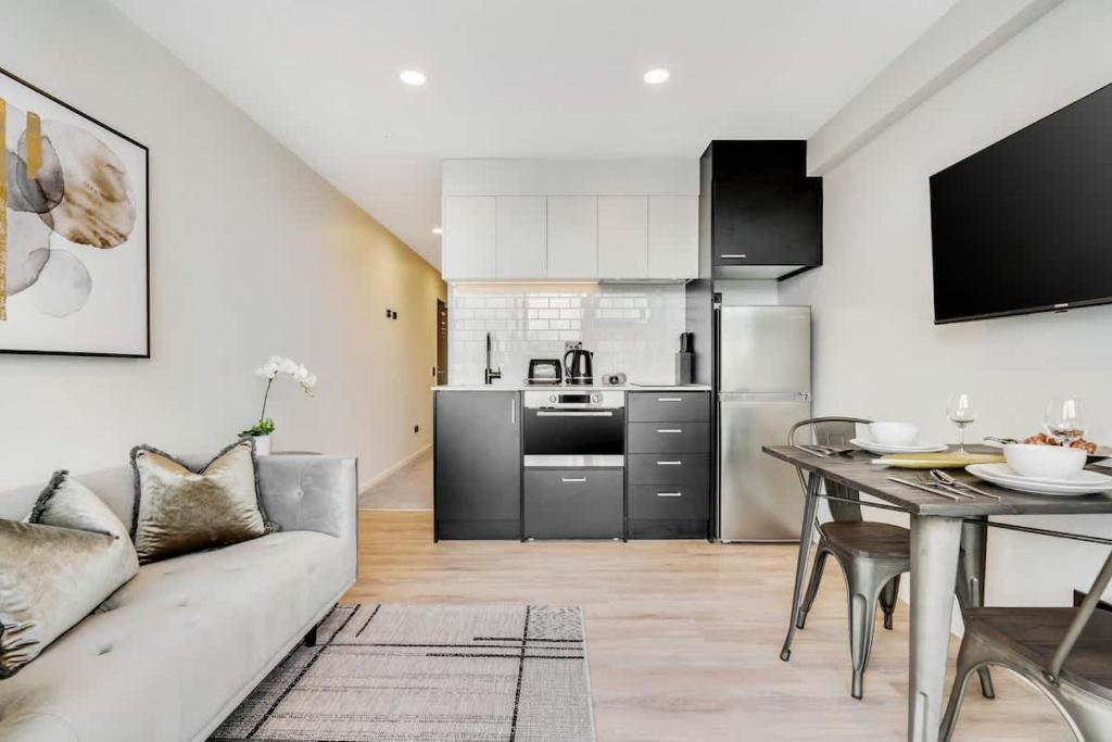 Modern Designed AC 1B Apt with Pool Gym Sauna in CBD, Auckland