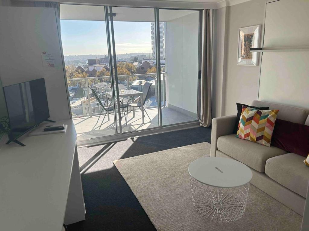 Cosy studio with a large balcony and a great view!, Sydney