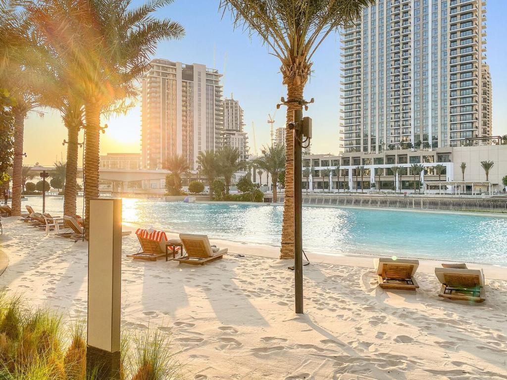 Dubai Creek Harbour 2BR with Gym, Pool and Balcony Views, Dubaj