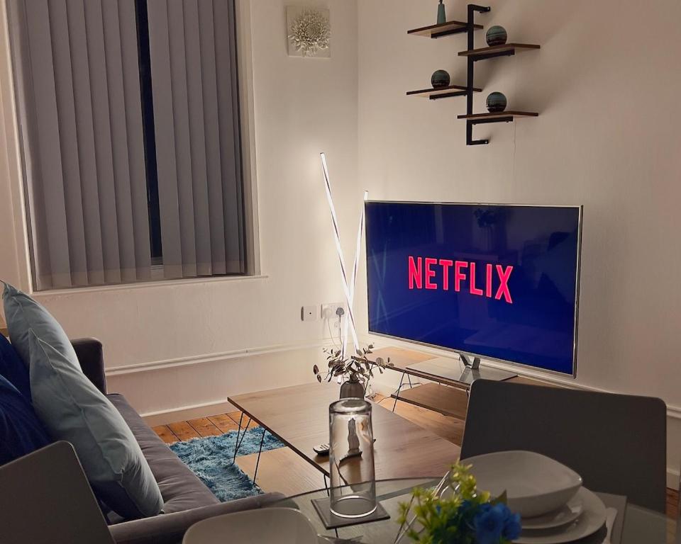 Cosy 2BR Apt - City Centre - Sleeps 5 - Parking - 5g WiFi, Midland