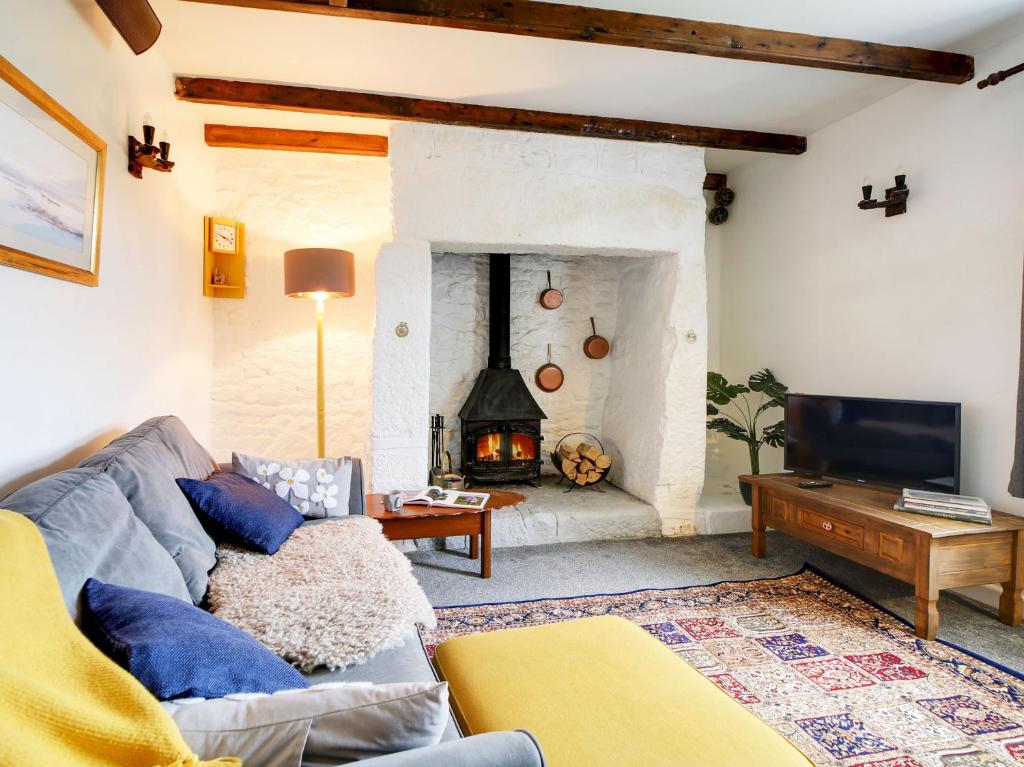 Little Avalon, a traditional Cornish cottage for couples with modern comforts, Budock Water