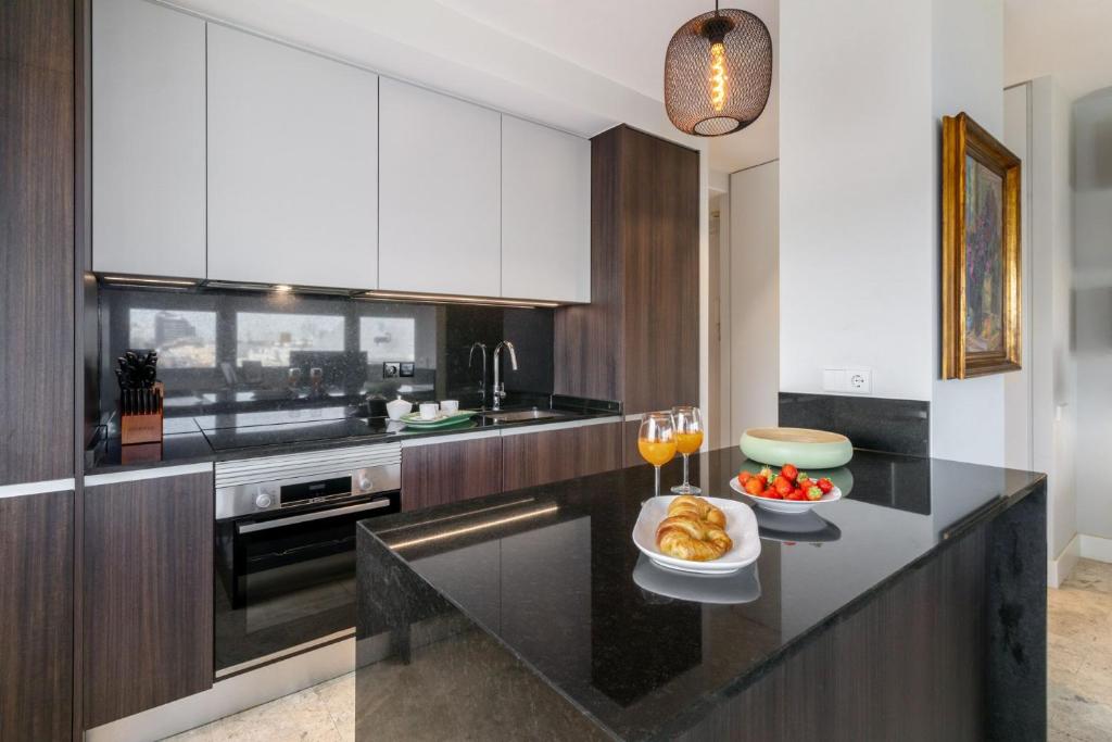 Stylish 1BR Apartment with City Views – Colón - 5
