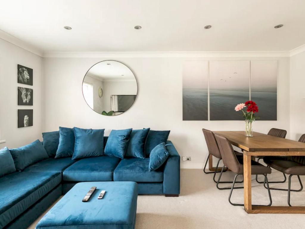 Pass the Keys Bright and Spacious Apartment-Unbeatable Location!, Windsor