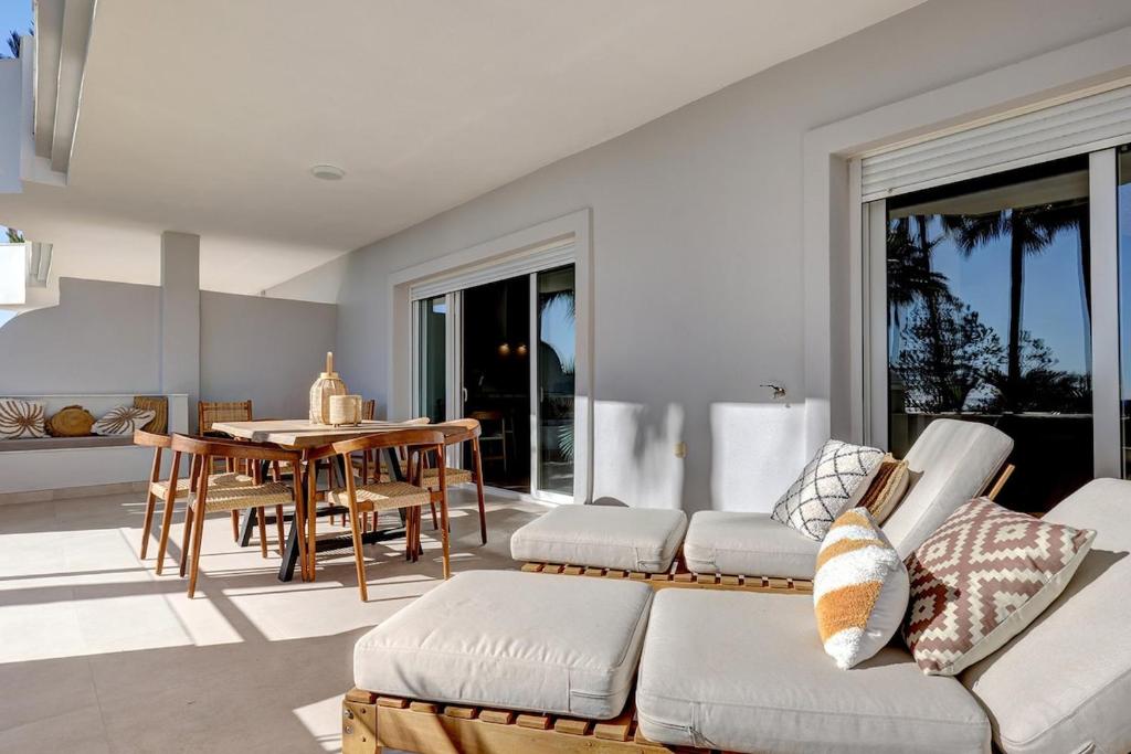 Apartment Diez in Estepona spacious balcony and sea view - 4