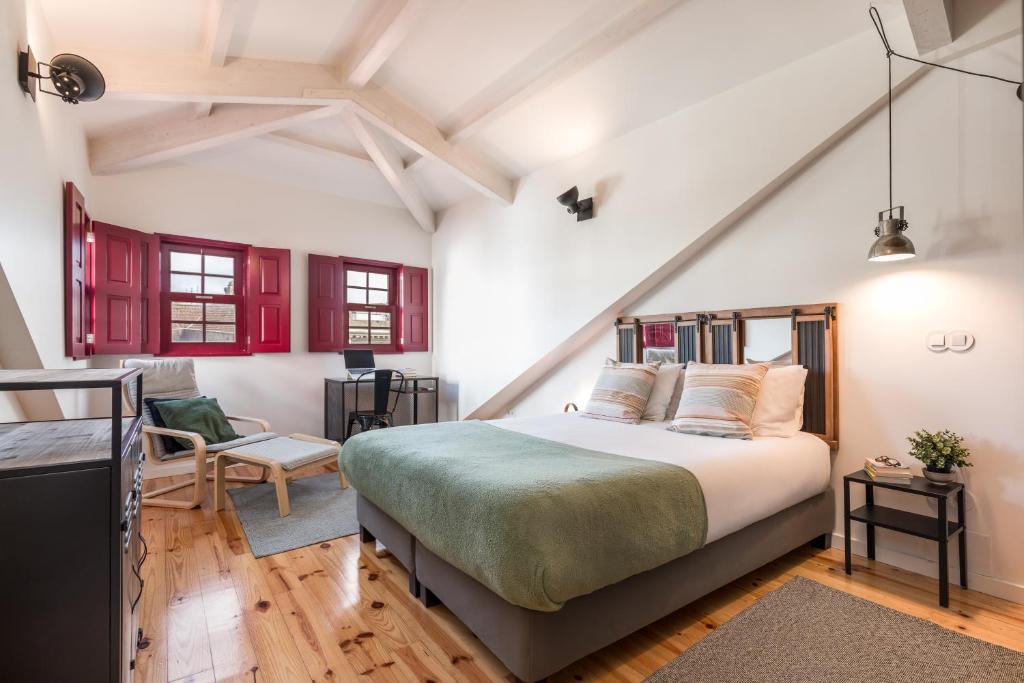 GET a train and city view, Porto