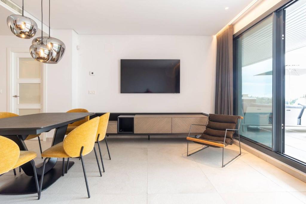 La Quinta 3 Bedroom Ultra Modern Apartment with Private Hot Tub - 5