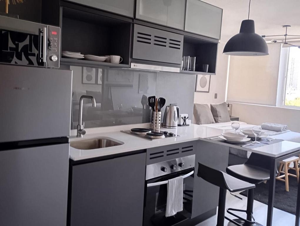 Comfortable and stylish fully equipped apartment just steps from the metro - 3