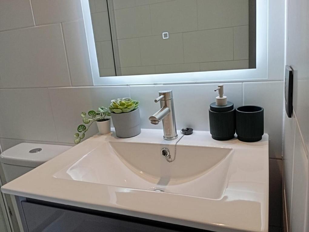 Comfortable and stylish fully equipped apartment just steps from the metro - 5