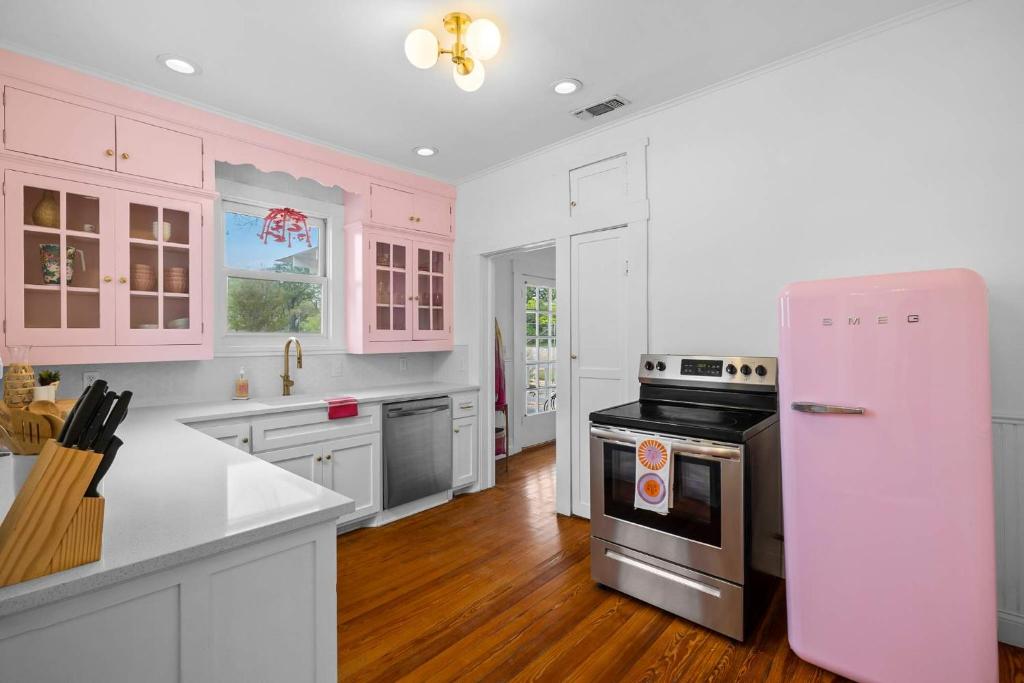 Pink Duchess - Mins to Main Hot Tub & Fire Pit, Fredericksburg