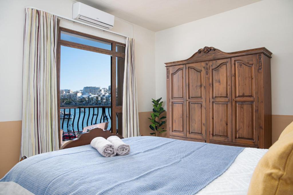 Seafront Bedroom with stunning views, balcony and en-suite, Marsaskala