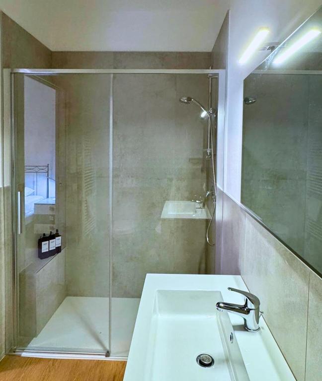 3 Rooms - 3 Bath - Bright Modern Apartment - 4