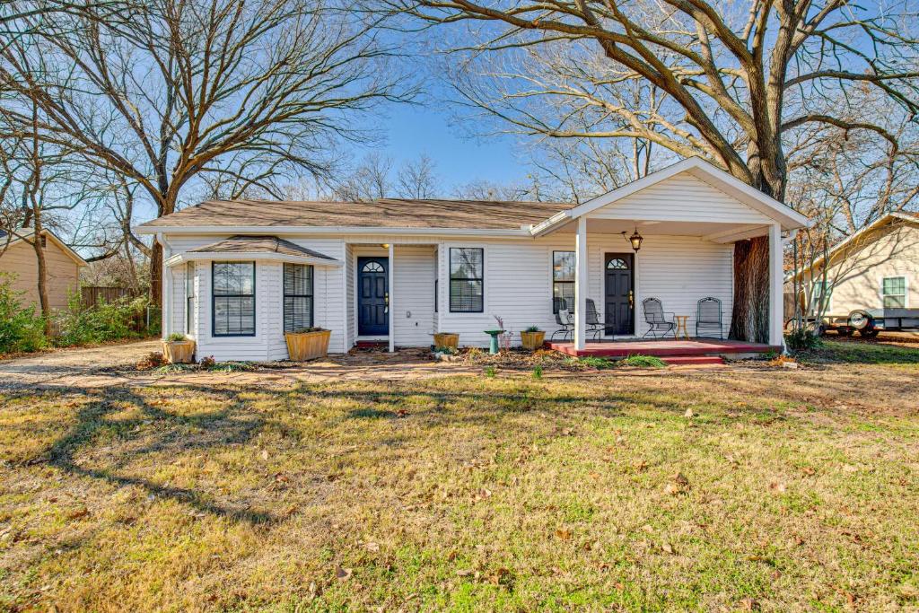 Grills, Fire Pit and Yard Central Granbury Home!, Granbury