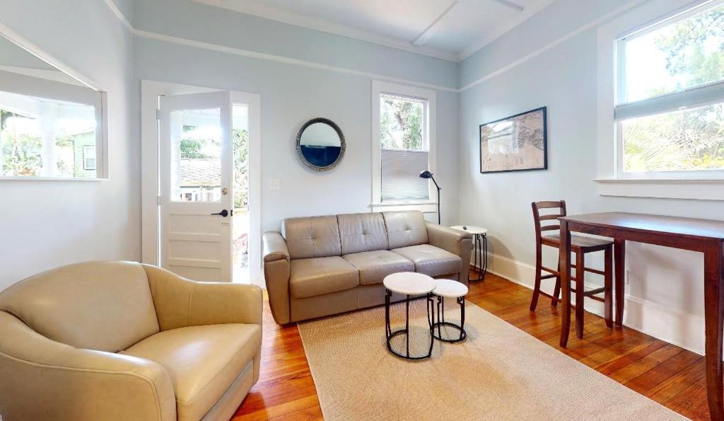 Palm Paradise - Renovated 1891 Queen Anne - Historic DT Quarter Mi Stroll - Beach only 3 Mi, St. Augustine