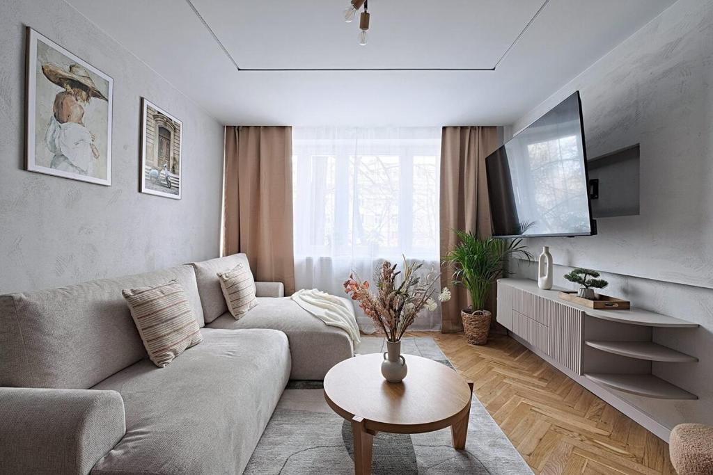 Prime Prive Apartment 65TV AC Standing Desk King Bed, Warszawa