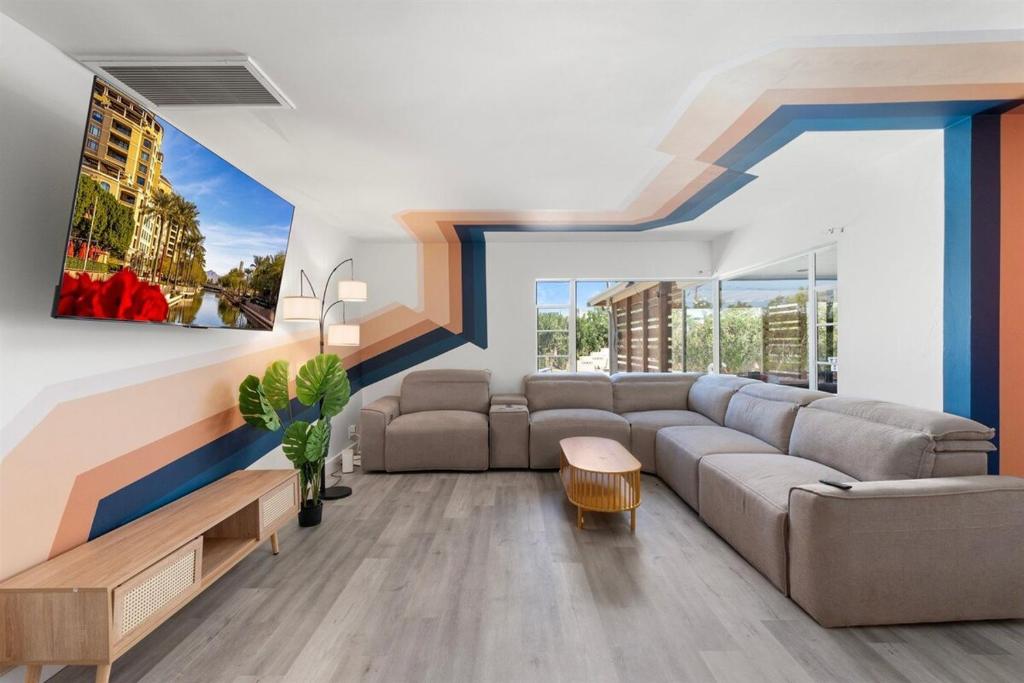 Pickleball, Sparkling Pool, Mini Putt and Sleeps14, Phoenix