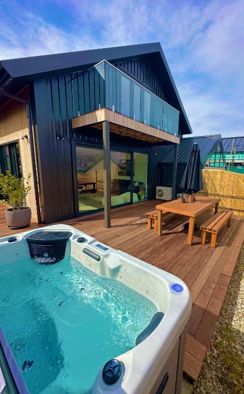 Remarkable View with Outdoor Hot Tub, Frankton