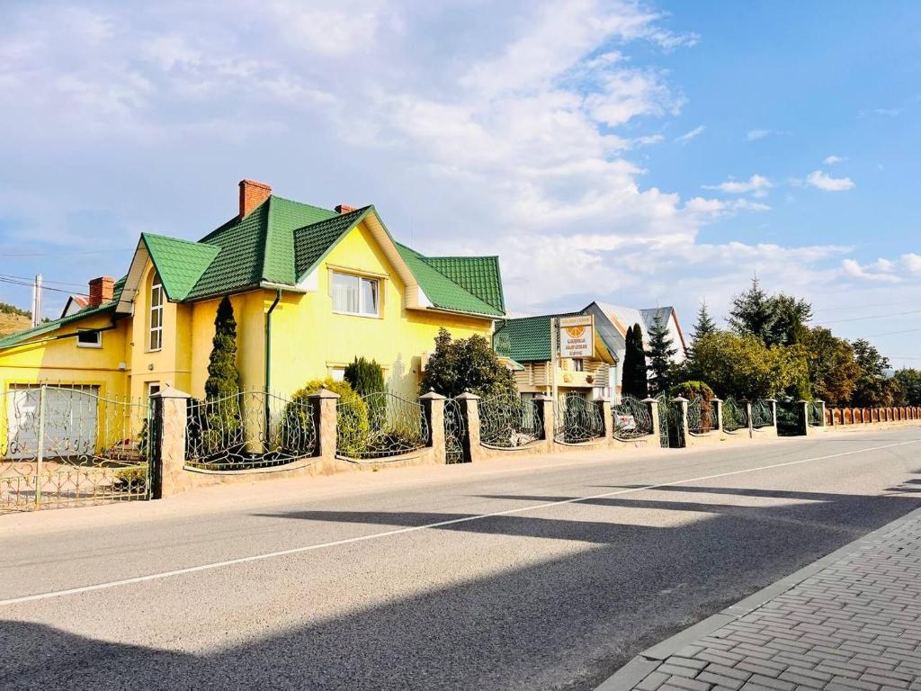 Golden Lemon, Mižhirja