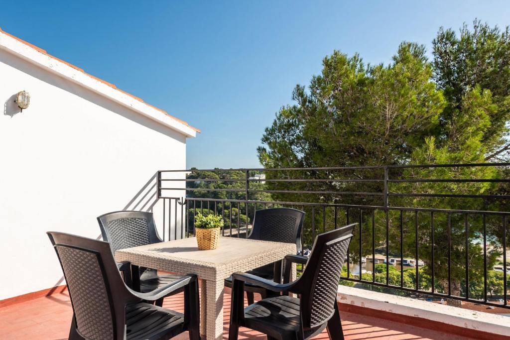 Apartamentos Alta Galdana — Hotel building in Cala Galdana, Balearic Islands