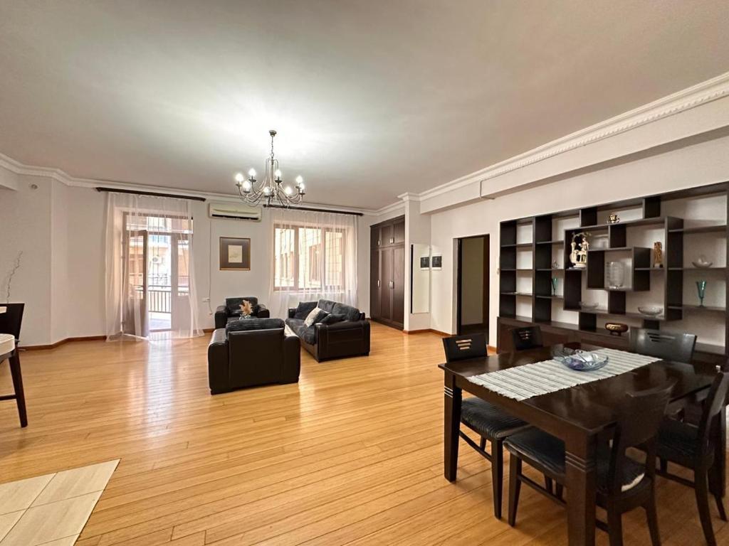Best Location, Luxe Spacious 2 bedroom Apt with Open Balcony, Elite Building, Next To Opera, Jerevan