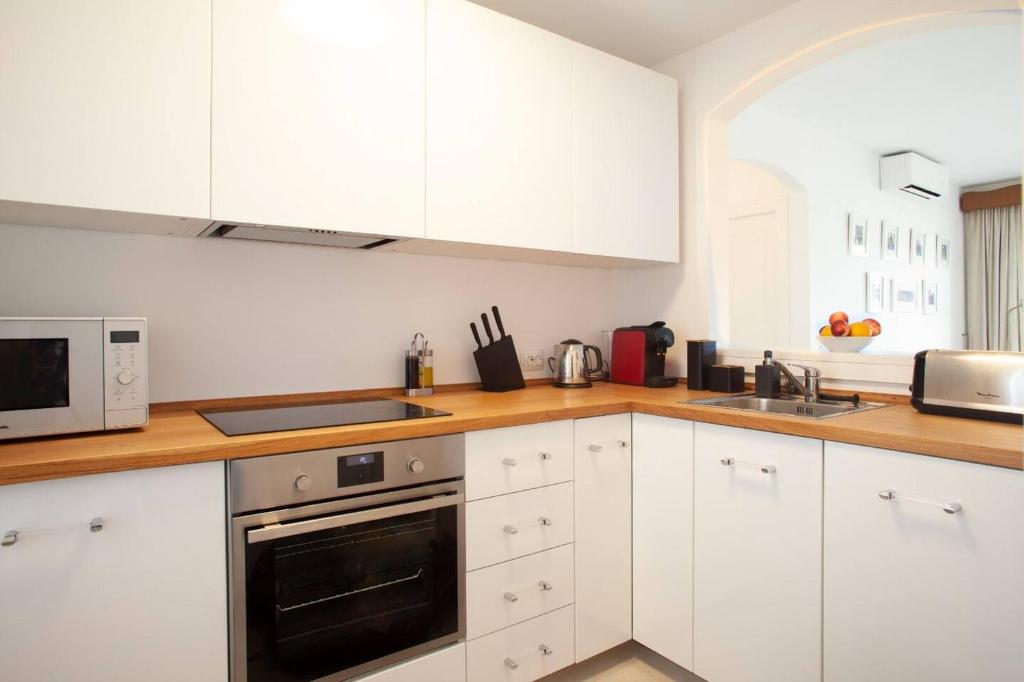 Delightful Apartment with Picturesque Views - 5