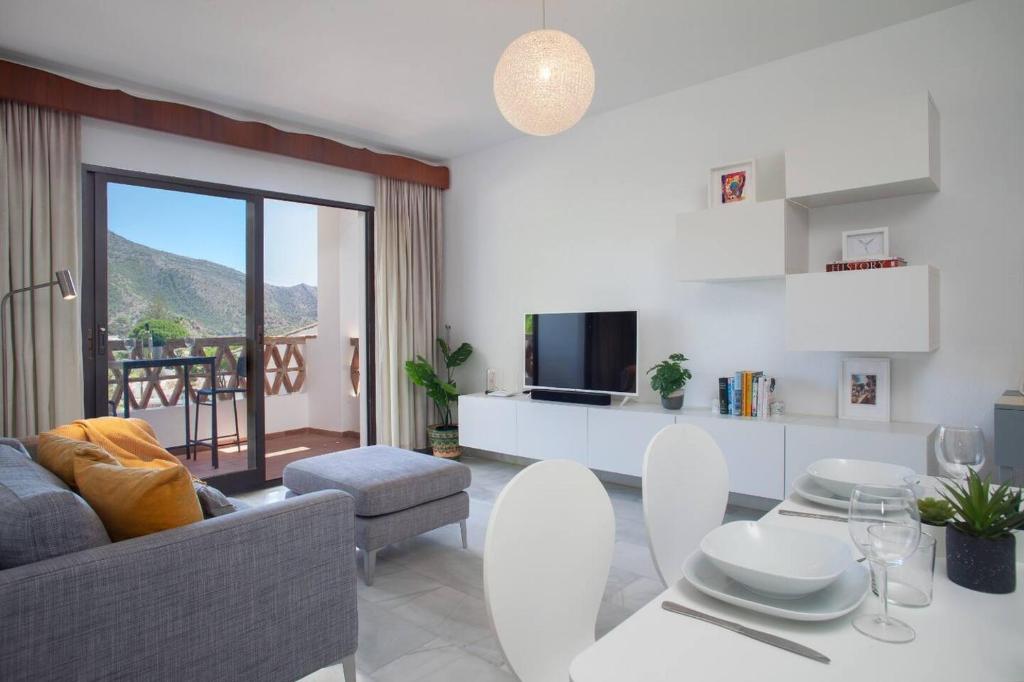 Delightful Apartment with Picturesque Views - 3