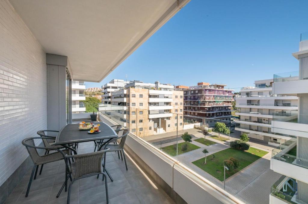 Newly Built 3 BDRM Modern Apt w Gym, Pool, & Views - 3