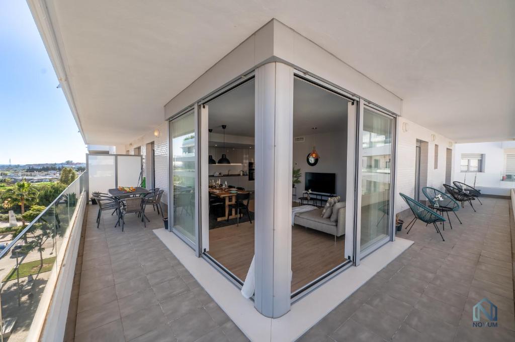 Newly Built 3 BDRM Modern Apt w Gym, Pool, & Views - 5