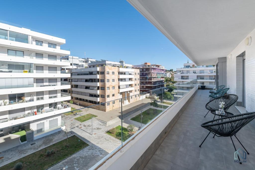 Newly Built 3 BDRM Modern Apt w Gym, Pool, & Views - 4