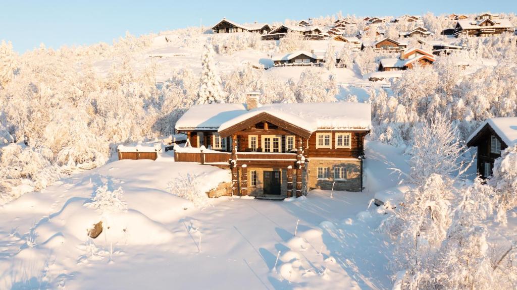 Spacious Cabin with Sauna & Scenic Terrace, Beitostøl