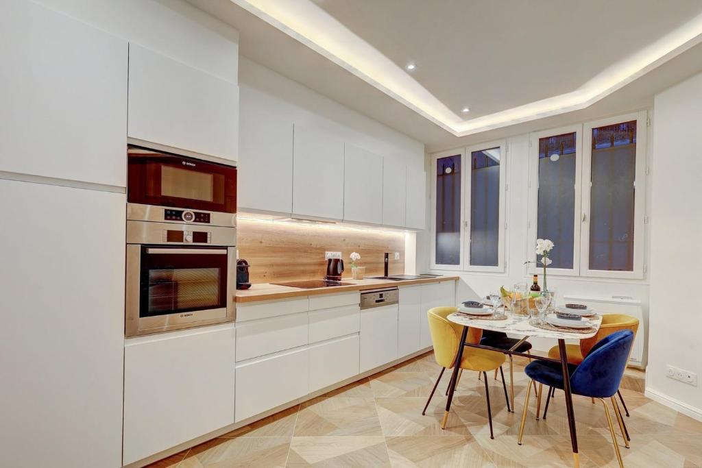 Martine Suite, Place de la République - 3