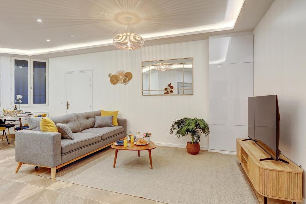 Martine Suite, Place de la République - 5