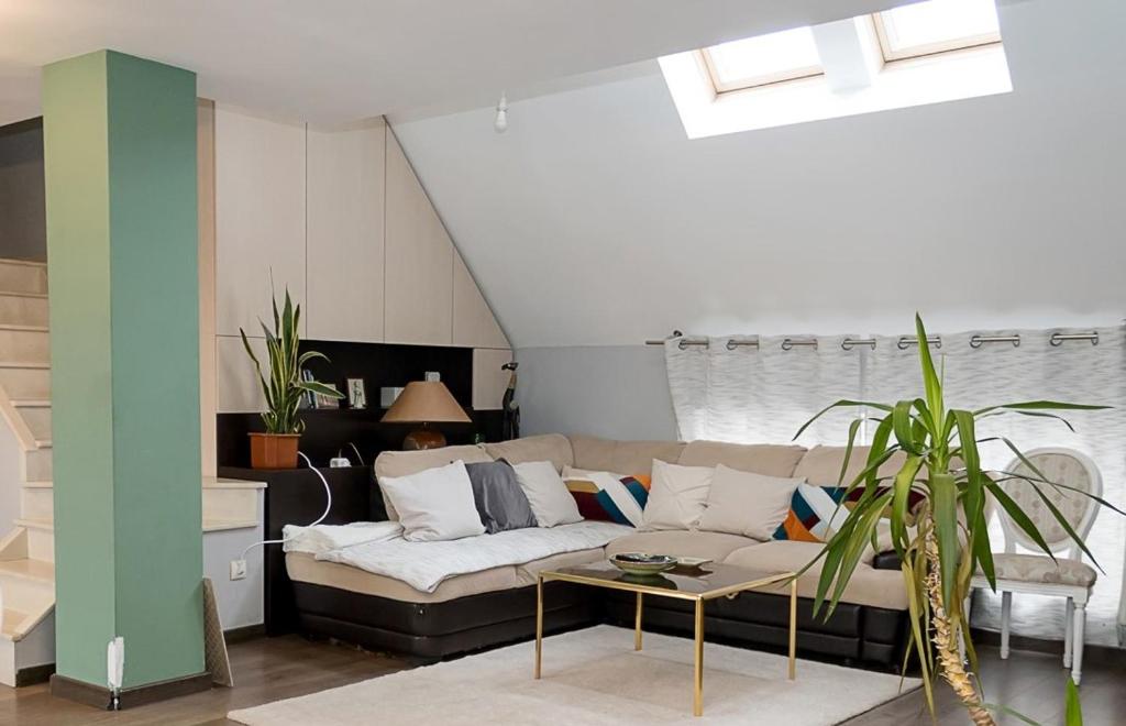 Modern 2-Level Apartment with Balcony in Varna by Flat Mаnager, Varna