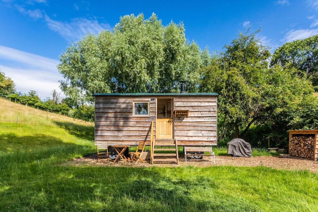 Bredon Hill Shepherds Hut & Hot Tub, Ashton under Hill