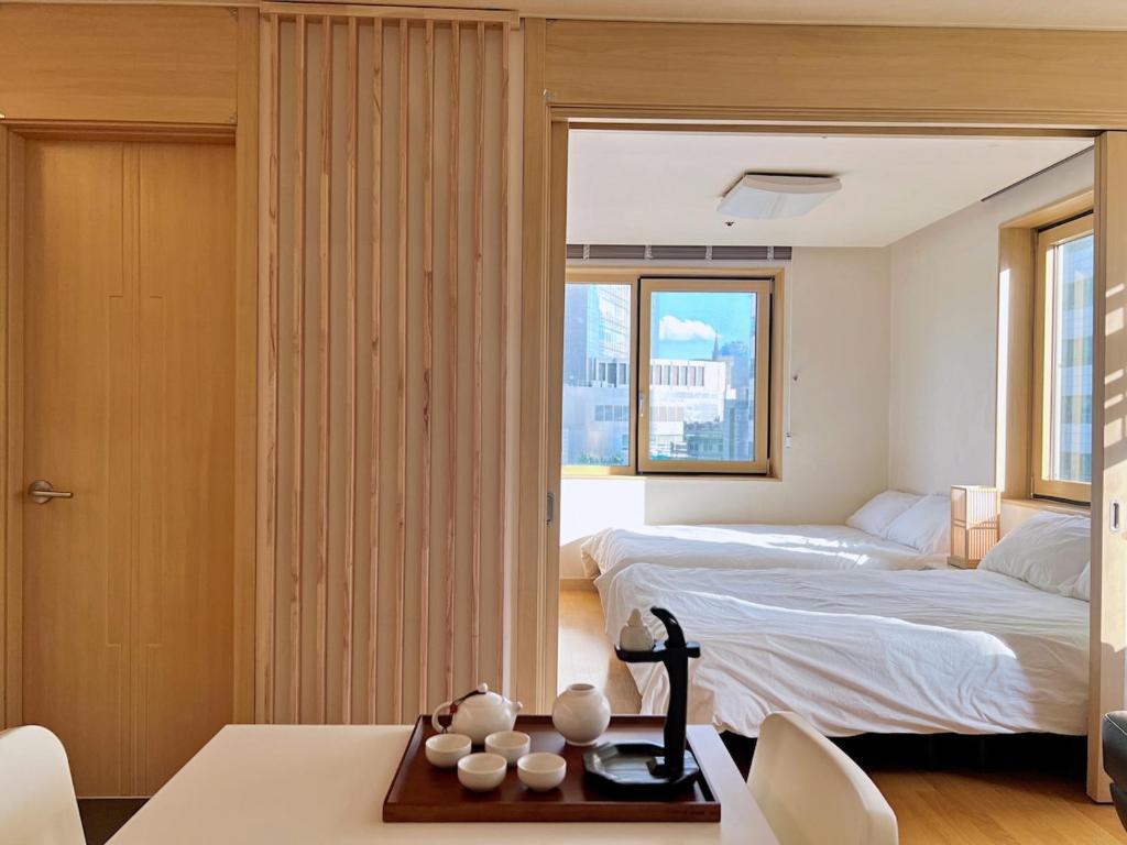 Warm 2BR Stay 1 Min from Subway, Seoul