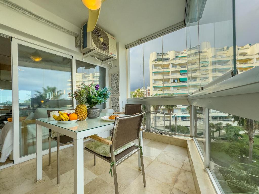 Palm Beach 4B Studio with sea views and Private Parking - 4