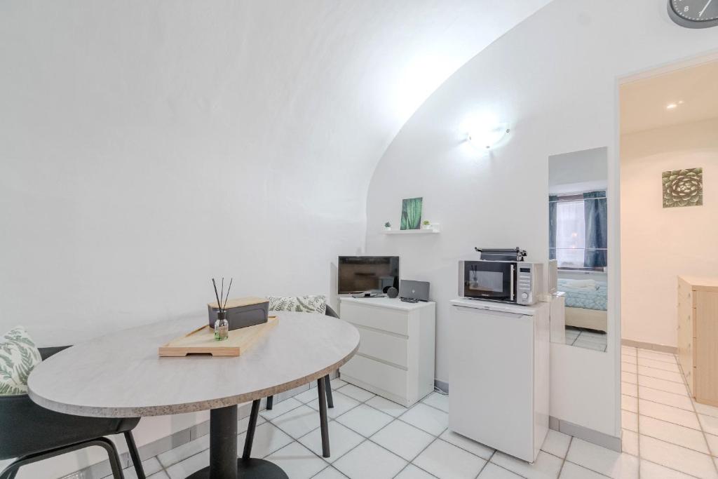 GuestHost - Stylish Studio in Turin's Vibrant Quadrilatero - 4