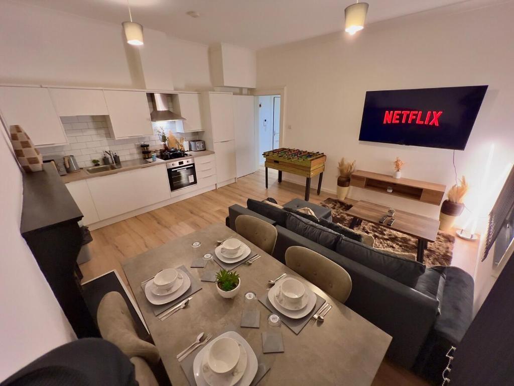 Modern 2BR Apt - City Centre - Sleeps 6 - Parking - 5g WiFi, Midland
