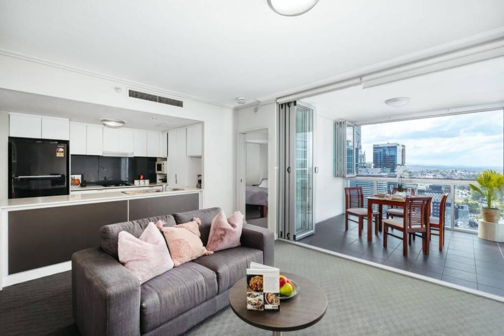 Great Value CBD 2 Beds Apt Free Carpark Pool and Gym, Brisbane