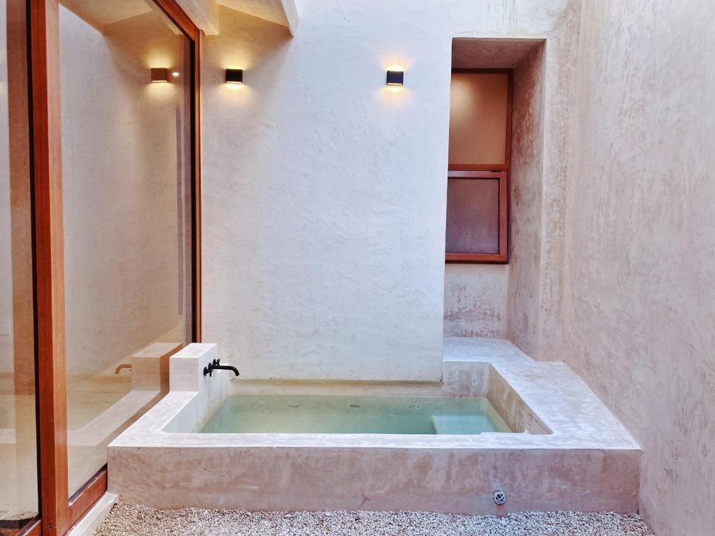 Makan Brand New 2-Bedroom Apt with Patio and Pool - 3