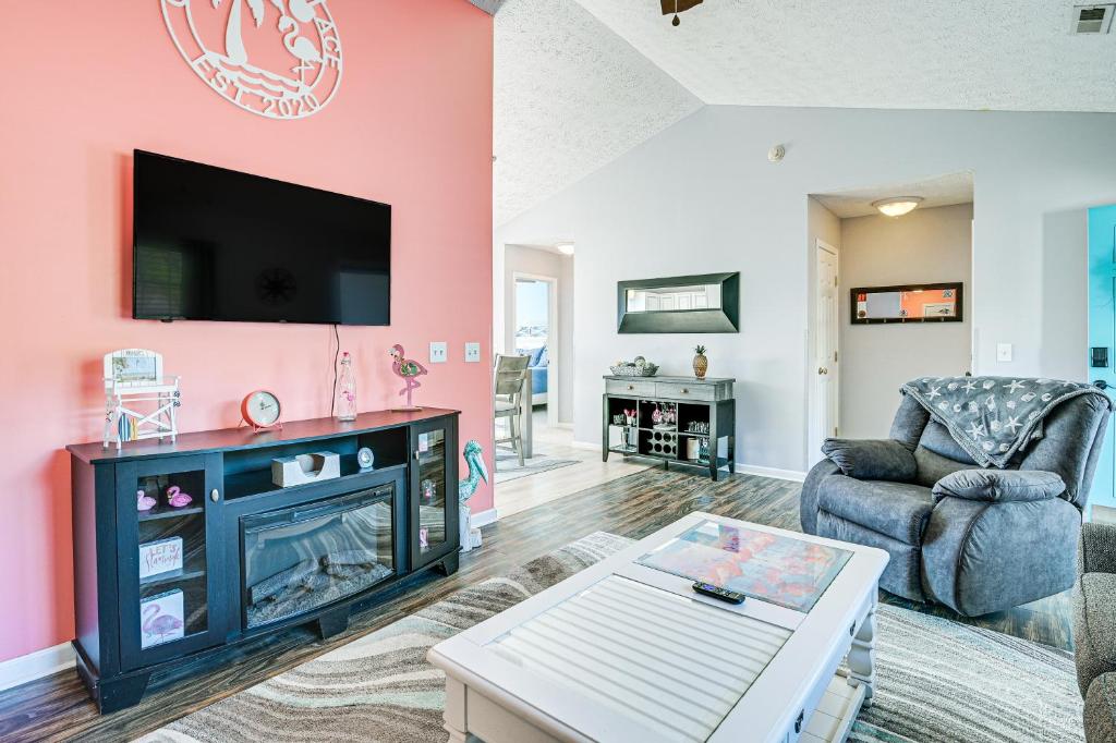 Patio, Yard and Lake Views Home in Myrtle Beach!, Myrtle Beach