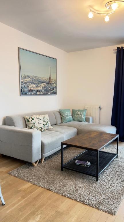 Lumière Parisienne Appart Moderne Lumineux et Spacieux de 66m2 Metro L13 Parking Terrasse et Ascenseur, Malakoff