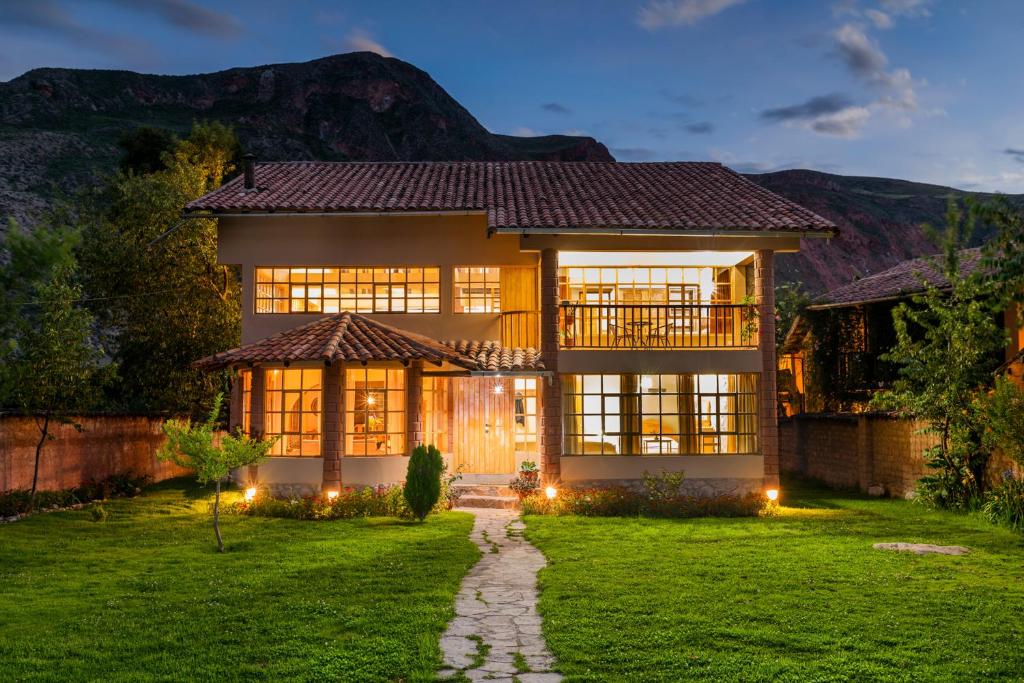 Spacious entire house with awesome mountain views - 1