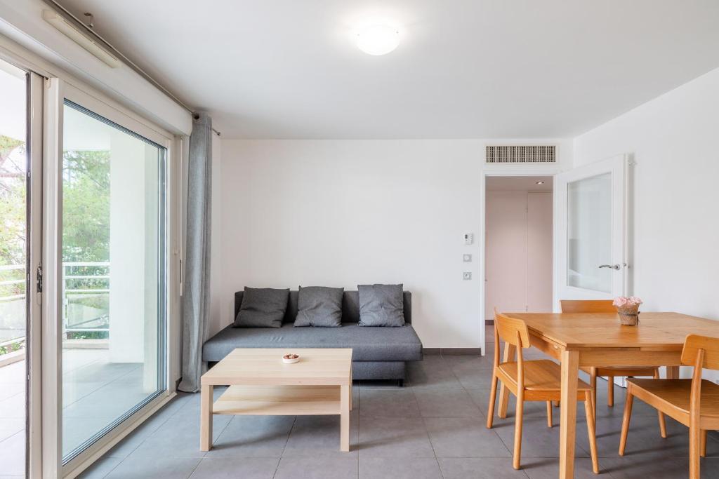Le Printemps, centre Juan Les Pins , 100m des plages, 70m de la gare de Juan Les Pins - 2